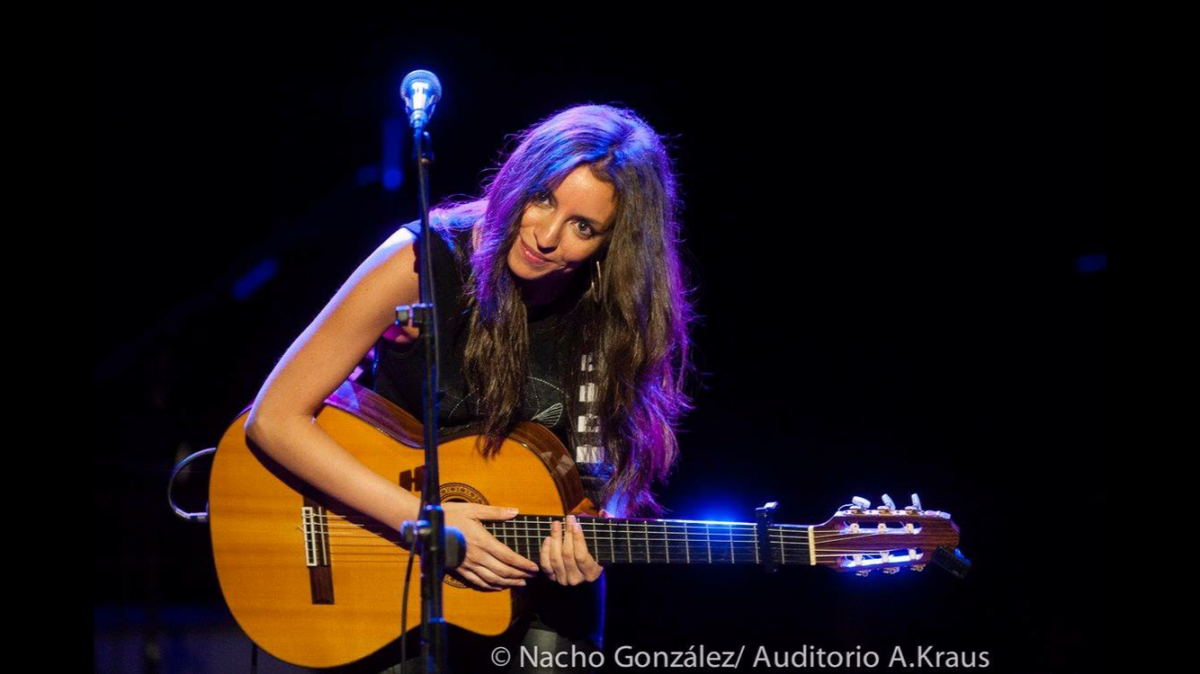 SARA RÁEZ LE PONE MÚSICA ÍNTIMA A LA CASA-MUSEO DE TELDE (CANARIAS) • LA CANTAUTORA ANDALUZA PROTAGONIZA ESTE VIERNES UNA NUEVA ENTREGA DE ‘PATIOS EN(CANTADOS)’