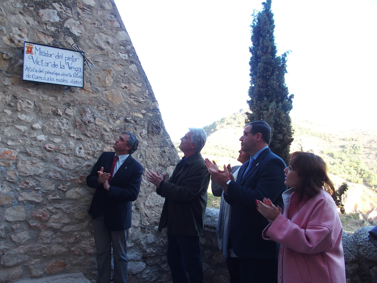 EL AYUNTAMIENTO DE CUENCA RINDE HOMENAJE AL PINTOR E HIJO PREDILECTO VÍCTOR DE LA VEGA Y LE DEDICA UNO DE LOS MIRADORES DEL CASCO ANTIGUO UBICADO EN LA RONDA JULIÁN ROMERO