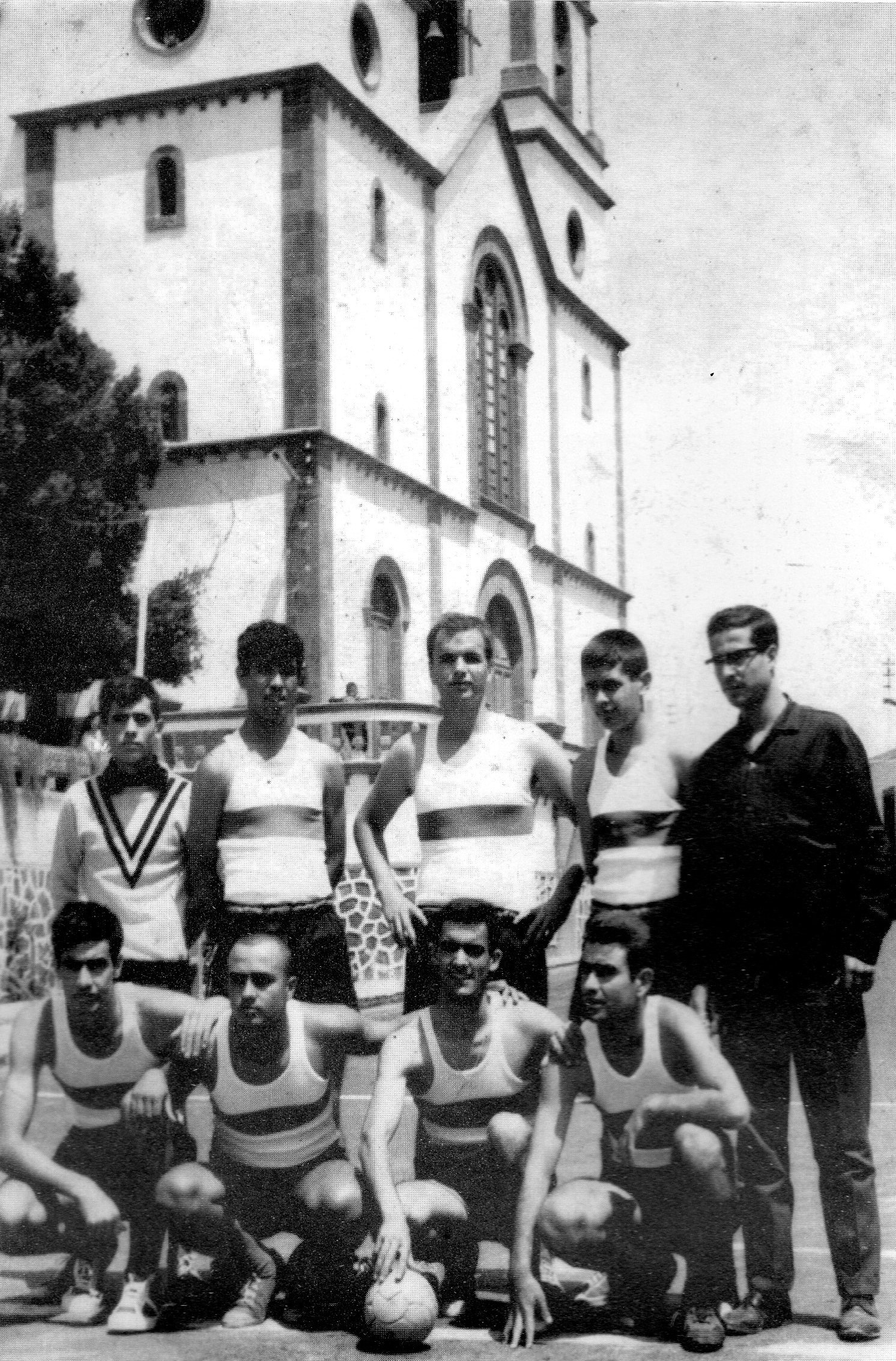 EMOTIVO Y ENTRAÑABLE REENCUENTRO DE LOS JUGADORES DEL EQUIPO DE BALONMANO INGENIO DESPUÉS DE CINCUENTA AÑOS