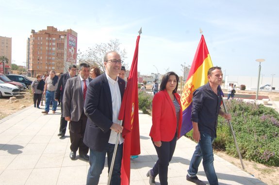 ONCE AYUNTAMIENTOS EXHIBEN LA BANDERA REPUBLICANA PESE A LA PROHIBICIÓN • ALZIRA CONMEMORA EL 80 ANIVERSARIO DE SU LAVADERO MUNICIPAL CON EL ALCALDE Y OTROS CONCEJALES DESFILANDO CON LA BANDERA TRICOLOR