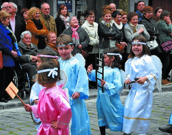 SOLEMNIDAD, RECOGIMIENTO Y ASISTENCIA A LAS PROCESIONES DE AZKOITIA (GUIPÚZCOA)