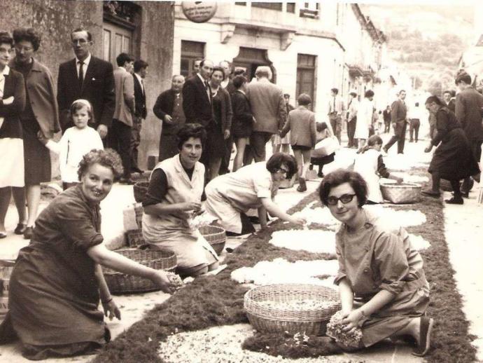 BUEU REIVINDICA SU LEGADO ALFOMBRISTA • HOY COMIENZAN LAS III XORNADAS DAS ALFOMBRAS FLORAIS DE BUEU, QUE SE ABREN CON UNA EXPOSICIÓN DE IMÁGENES ANTIGUAS E INCLUIRÁN CONFERENCIAS EN EL MUSEO MASSÓ