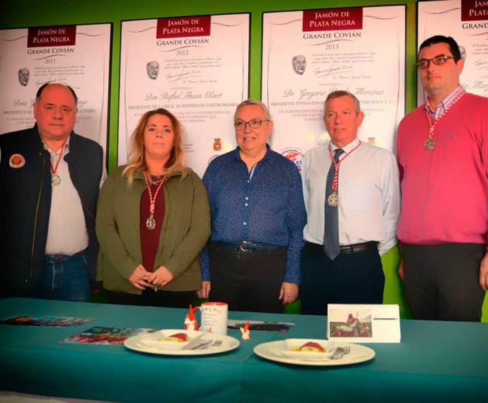 CAPUCHONES QUE SON PIMIENTOS • LOS ESTABLECIMIENTOS DE AVILÉS (ASTURIAS) COMIENZAN A SERVIR CON ÉXITO LAS TAPAS DE LAS COFRADÍAS, CON LA IMAGINACIÓN COMO RECETA