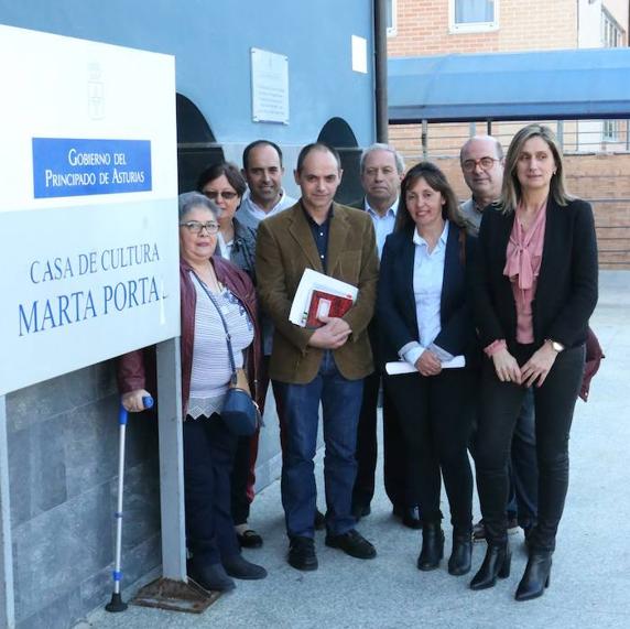 LOS CONCEJALES DE CULTURA DE LOS ÚLTIMOS 25 AÑOS REMEMORAN EN NAVA (ASTURIAS) LA VINCULACIÓN DE LA ESCRITORA MARTA PORTAL CON SU LOCALIDAD NATAL