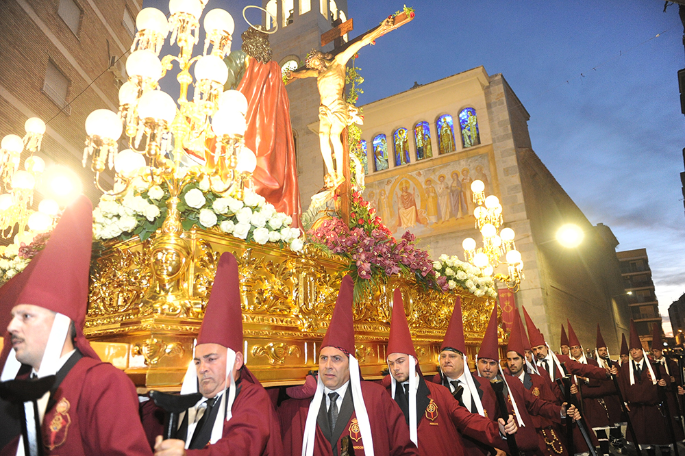 CUESTA DE SAN ANTOLÍN • LA COFRADÍA DEL PERDÓN PROPONE EL DESFILE MÁS CASTIZO DE LA CIUDAD BAJO UN CIELO DE PRIMAVERA. MILES DE MURCIANOS Y TURISTAS SE AGOLPAN EN LA CARRERA NAZARENA PARA VER EL POPULAR DESFILE DEL SEÑOR DEL MALECÓN