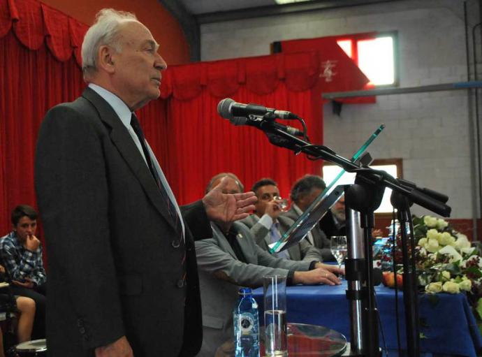 FRANCISCO RODRÍGUEZ: «LA FÁBRICA DE ANLEO ES FRUTO DEL ESFUERZO Y LA CONFIANZA COMUNES» • EL EMPRESARIO LÁCTEO PARTICIPA EN LA PRESENTACIÓN DEL LIBRO QUE RECOGE LA HISTORIA DE LA LOCALIDAD NAVIEGA EN 400 PÁGINAS