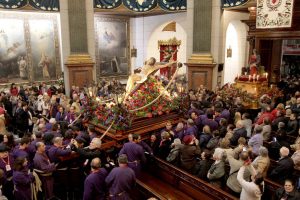 CÁNTICOS EN LA NOCHE DEL ANIVERSARIO • LA COFRADÍA DEL REFUGIO ESTRENA FAROLES PARA SU VÍA CRUCIS EN LOS 75 AÑOS DE SU FUNDACIÓN