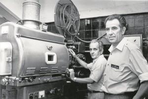 Empleados en el cuarto del proyector, una foto entrañable del Coliseum a pleno rendimiento. - FOTOS: / ARCHIVO HISTÓRICO MUNICIPAL DE CÁCERES