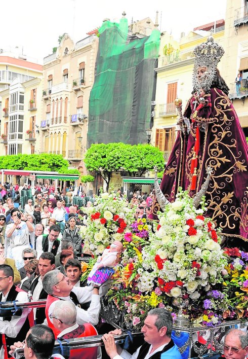 EL TESORO MÁS OCULTO DE LA MORENICA • UN CONVENTO CUSTODIA TODO EL AÑO LA VEINTENA DE MANTOS HISTÓRICOS DE LA PATRONA, SIN QUE LOS MURCIANOS PUEDAN ADMIRARLOS NI ESTUDIARLOS