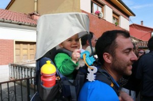 Este pequeño, apenas cumplido su primer año, participó ayer en la marcha, porteado por su padre. / J. M. PARDO