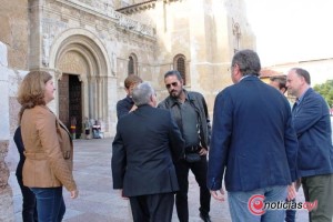 El actor, que ya interpretó a Cristo, ante San Isidoro de León.