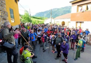 Los senderistas se ponen en marcha para recorrer la ruta minera entre Riosa y Morcín. / FERNANDO GEIJO