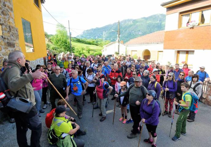 DOSCIENTOS SENDERISTAS RECORREN LA RUTA MINERA DE RIOSA Y MORCÍN (ASTURIAS) GUIADOS POR EL CRONISTA OFICIAL DE RIOSA, JOSÉ LUIS CABO, Y LA HISTORIADORA MORCINIEGA MERCEDES FERNÁNDEZ