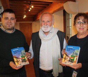 Gustavo Adolfo Fernández (cronista oficial de Grado), Celso Peyroux y Chelo Bernardo, con dos ejemplares del libro. / S. ARIAS