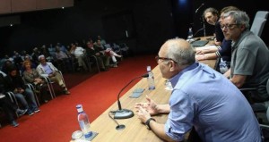 En primer término, en la mesa, Eduardo Riestra, con Pepe Monteserín, Raquel Díaz Rámila y Oscar Allen, ayer, en el Club. / IRMA COLLÍN