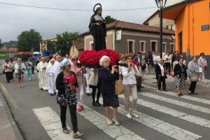 la imagen de Santa Rita en procesión por las calles de Arriondas.