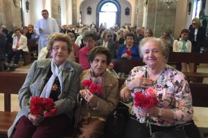 Julia Pintueles, Lula Sánchez y Tere de Diego, con sus rosas, en la iglesia.