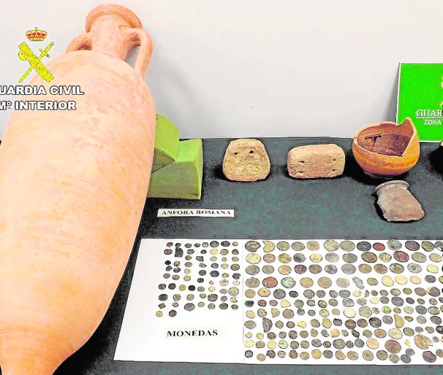 LA GUARDIA CIVIL RASTREA EN MURCIA UNA VALIOSA COLECCIÓN DE MONEDAS ROMANAS DE ORO • EN LOS REGISTROS DE UNA CASA DE TORRE PACHECO, DONDE SE INCAUTARON DE MILES DE PIEZAS, ECHARON EN FALTA EL CONTENIDO DE VARIOS ALBUMES