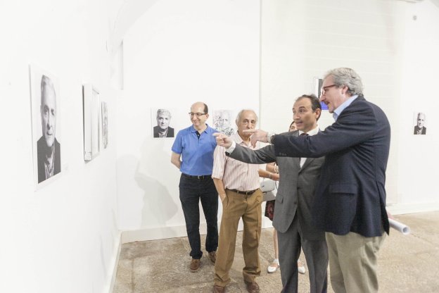 UNA CALLE PARA MANUEL VAZ- ROMERO • UN CENTENAR DE PERSONAS ACUDEN AL HOMENAJE PÓSTUMO DEL HOMBRE QUE ESCRIBIÓ LA HISTORIA DE PERSONAJES COMO NARBÓN, LLOPIS IVORRA O DÍAZ DE BUSTAMANTE