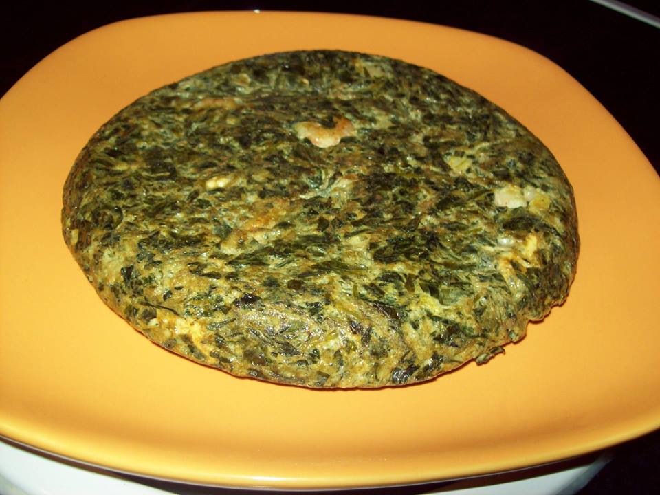 TORTILLA DE COLLEJAS Y GAMBAS CON ENSALADA DE ACEDERAS