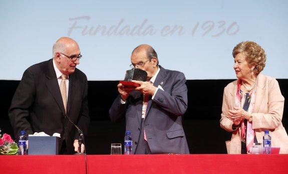 «LA BALESQUIDA ES UNA PIEDRA MÁS EN LA CONSTRUCCIÓN DE OVIEDO» • EL DOCTOR JAIME ÁLVAREZ-BUYLLA, «PIONERO DE LA REHABILITACIÓN», YA ES SOCIO DE HONOR DE LA SOCIEDAD PROTECTORA