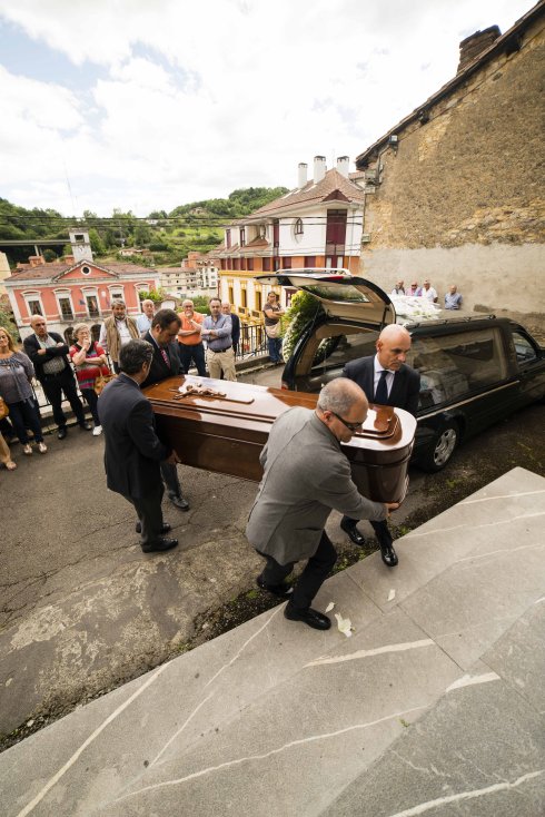 ADIÓS A GILBERTO ESPINA, EL ALCALDE «EJEMPLAR Y CONCILIADOR» DE PILOÑA (ASTURIAS) • FAMILIARES, AMIGOS Y REPRESENTANTES DE LOS DISTINTOS PARTIDOS POLÍTICOS DE LA REGIÓN DESPIDIERON AL PRIMER REGIDOR DE LA DEMOCRACIA EN EL MUNICIPIO