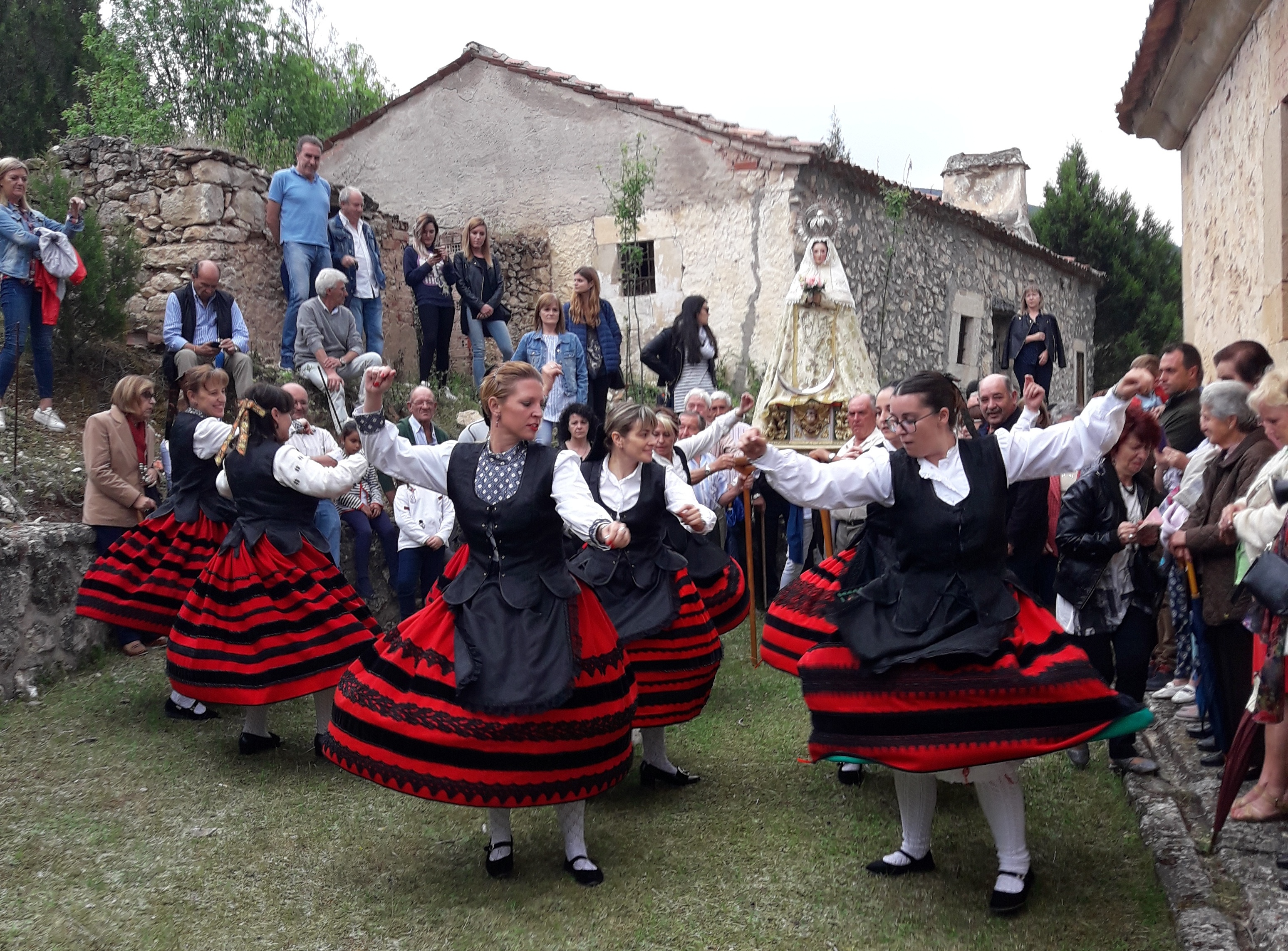 COMIDA DE HERMANDAD DE LA ASOCIACIÓN DE JUBILADOS DE CASLA (SEGOVIA) Y CELEBRACIÓN DE “LAS FLORES DE MAYO”