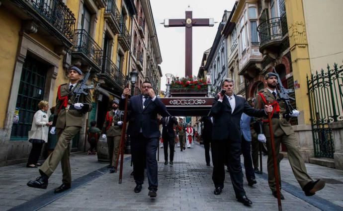 LA RELIQUIA AVILESINA DE LA VERA CRUZ SERÁ EXHIBIDA TODO EL AÑO EN UNA URNA BLINDADA • JOSÉ IVÁN ÁLVAREZ, DE LA COFRADÍA DE LA SOLEDAD: «LA ASTILLA DEL MADERO DONDE MURIÓ CRISTO NO LA TIENE NI LA CÁMARA SANTA Y ATRAERÁ A PEREGRINOS»