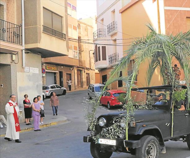 LA TÍPICA BENDICIÓN DE LOS VEHÍCULOS ENSALZA A SANT CRISTÒFOL EN L’ALCORA (CASTELLÓN) • LOS CONDUCTORES SE CONGREGARON EN EL CENTRO Y RECORRIERON LAS CALLES DE LA CIUDAD. HOY SE VIVE EL DÍA GRANDE, CON EL ACTO DE CRUZAR EL RÍO Y LA QUEMA DE LOS ‘NINOTS’