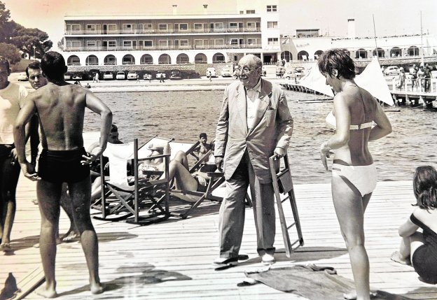 BRISA CON SABOR A MÚJOL DE LA ENCAÑIZADA • UNA FAMILIA PIONERA EN VERANEAR EN SANTIAGO DE LA RIBERA, CUANDO HABÍA QUE LLEGAR A LA COSTA POR CARRETERAS DE TIERRA