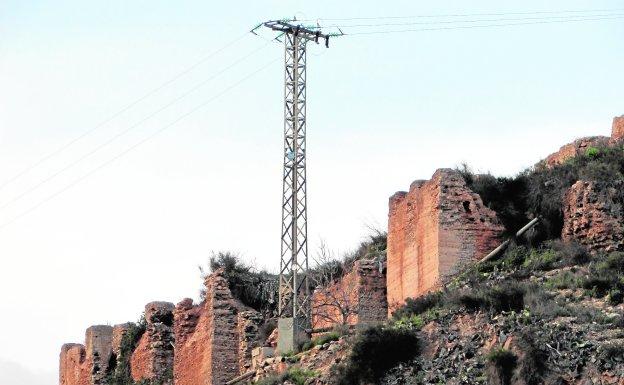 LAS TORRES ELÉCTRICAS SE ADUEÑAN DEL ESPACIO HISTÓRICO DEL CASTILLEJO • HUERMUR DENUNCIA ANTE BIENES CULTURALES UN PRESUNTO DELITO CONTRA EL PATRIMONIO Y BARAJA SOLICITAR LA INTERVENCIÓN DE LA FISCALÍA