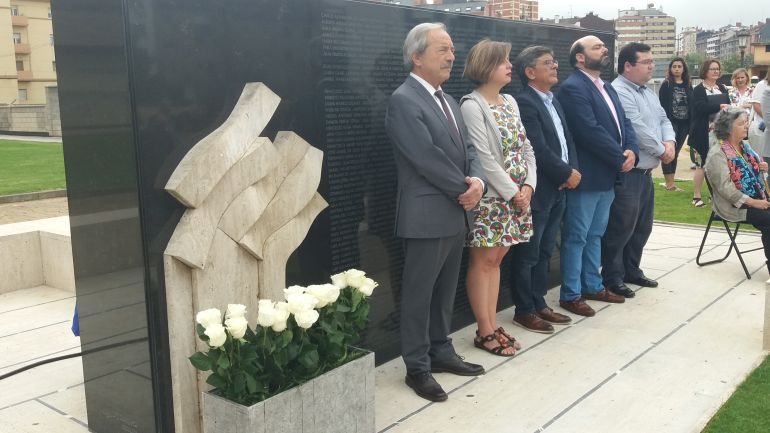 OVIEDO, CON EL ESPÍRITU DE ERMUA • EN UN ACTO ORGANIZADO POR EL AYUNTAMIENTO DE OVIEDO, LA CORPORACIÓN LOCAL HA RENDIDO HOMENAJE A MIGUEL ÁNGEL BLANCO Y AL RESTO DE VÍCTIMAS DE ETA