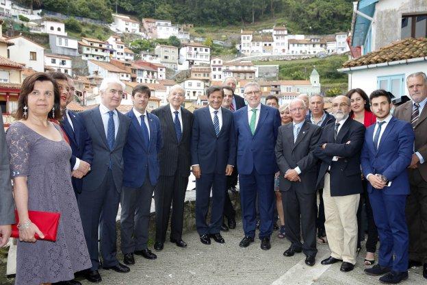 EL EMPRESARIO PLÁCIDO ARANGO Y EL PRESIDENTE DEL TRIBUNAL SUPERIOR DE JUSTICIA DE ASTURIAS RECOGEN LA INSIGNIA DE LOS AMIGOS DE CUDILLERO (ASTURIAS)