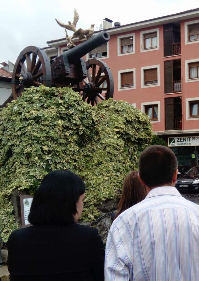 ARRIONDAS RECUPERA SU CAÑÓN, PERO RESTA QUE DEFENSA AUTORICE QUE PUEDA DISPARARSE • PARA EL DESCENSO DEL SELLA MINEROS DEL POZO SOTÓN COLOCARÁN DEBAJO DEL ARMA OTRA MÁS PEQUEÑA QUE EMITIRÁ UN RUIDO SIMILAR A LA AUTÉNTICA