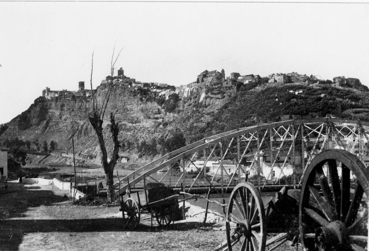 DE PIEDRA, ARRASTRADO Y COLGADO SOBRE EL GUADALETE