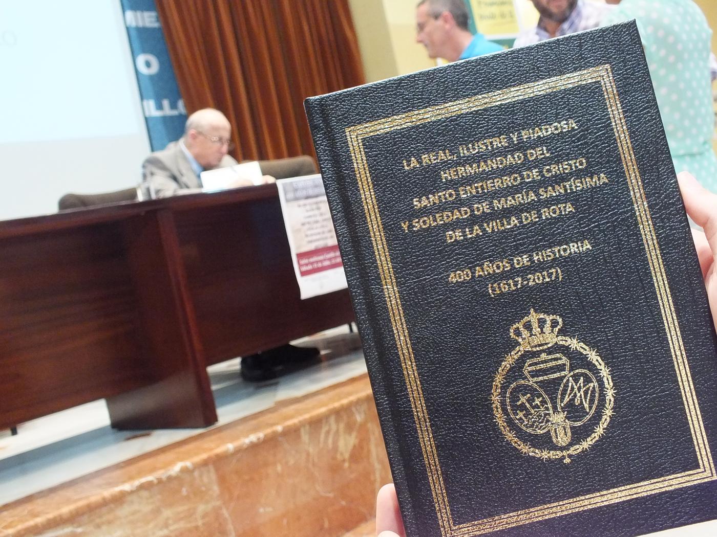 EL SANTO ENTIERRO DE ROTA (CÁDIZ) PRESENTA EL LIBRO CONMEMORATIVO DEL 400 ANIVERSARIO