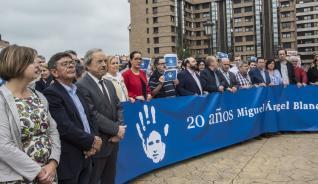 OVIEDO RECUERDA A LAS VÍCTIMAS DEL TERRORISMO • LOS GRUPOS MUNICIPALES GUARDARON UN MINUTO DE SILENCIO EN UNA JORNADA EN LA QUE SE CUMPLEN 20 AÑOS DEL ASESINATO DE MIGUEL ÁNGEL BLANCO