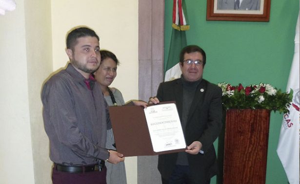 RINDEN HOMENAJE PÓSTUMO A ROBERTO RAMOS DÁVILA, FUNDADOR DE LA ASOCIACIÓN NACIONAL DE CRONISTAS DE CIUDADES MEXICANAS (1977) Y DE LA ASOCIACIÓN DE CRONISTAS DEL ESTADO DE ZACATECAS (1987)