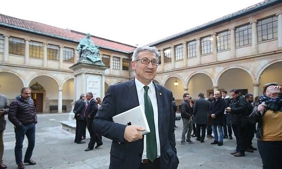 EL RECTOR DE LA UNIVERSIDAD DE OVIEDO, SANTIAGO GARCÍA GRANDA, RECIBE HOY EL PREMIO «GRANDE COVIÁN»