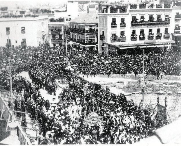 LA MADRE DE TODAS LAS PROCESIONES • EN 1927 SALIERON A LAS CALLES TREINTA PASOS POR LA CORONACIÓN DE LA FUENSANTA