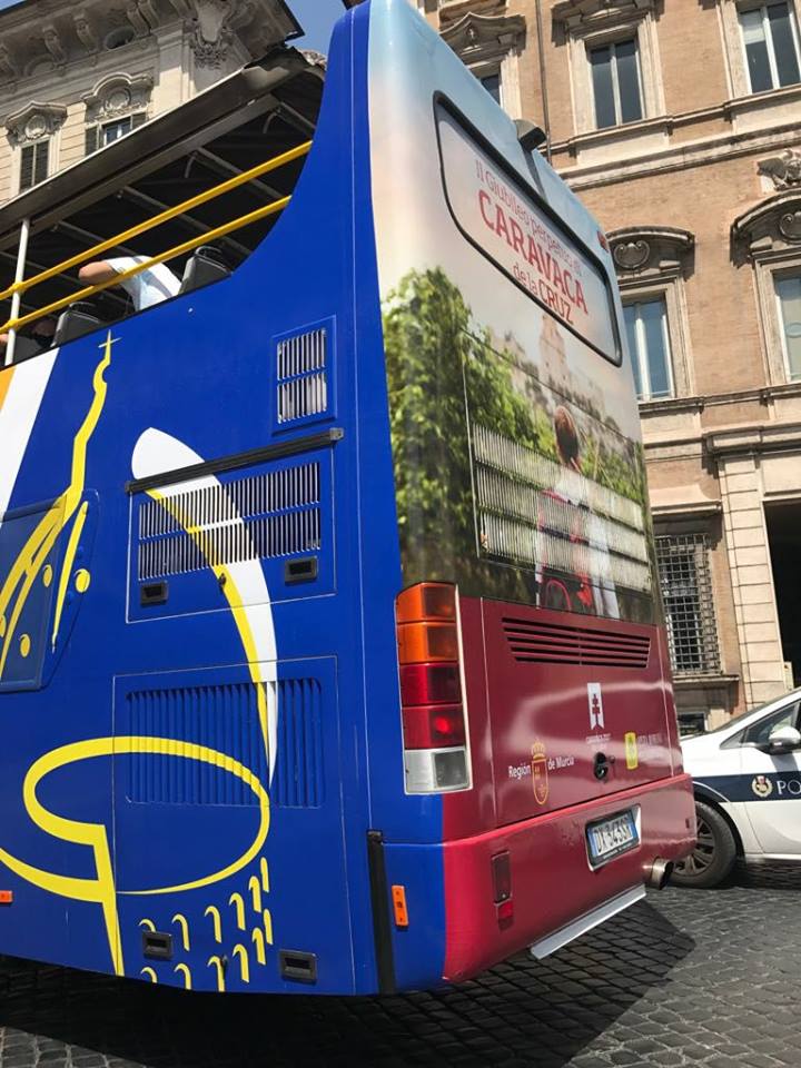 AUTOBUSES EN ROMA CON PUBLICIDAD DEL AÑO SANTO CARAVAQUEÑO 2017