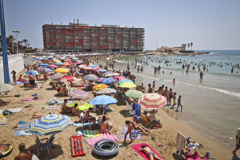 ¿POR QUÉ HAY NÁUFRAGOS, LOCOS Y UN CURA EN LAS PLAYAS DE TORREVIEJA? • MILES DE PERSONAS UTILIZAN A DIARIO TODAS LAS DENOMINACIONES DEL LITORAL TORREVEJENSE, PERO POCOS CONOCEN LA HISTORIA QUE TIENEN DETRÁS