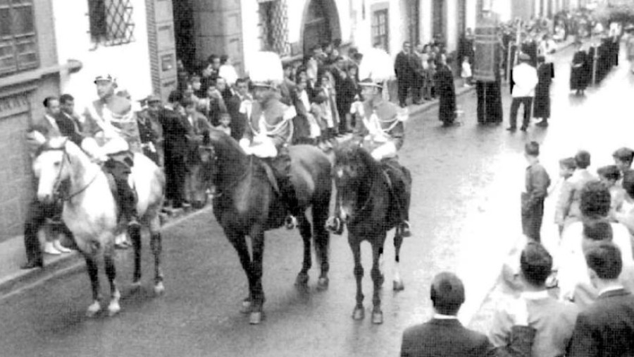 ROPA PARA LA POLICÍA (Y LOS CABALLOS) • COMPRA URGENTE DE VESTUARIO PARA LOS AGENTES PORQUE «CARECEN DE SUFICIENTES PRENDAS» Y ADQUISICIÓN DE DEFENSAS PARA LA UNIDAD EQUINA