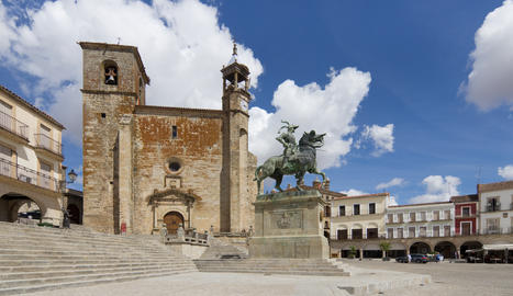 AL DESCUBRIR LA TALLA DEL ESCUDO DEL ATHLETIC EN LA TORRE JULIA DE LA IGLESIA DE SANTA MARÍA, LA OPINIÓN DE LOS VECINOS DE TRUJILLO SE DIVIDIÓ ENTRE QUIENES CONTEMPLARON HORRORIZADOS LA OBRA Y QUIENES LA ENCONTRARON DIVERTIDA