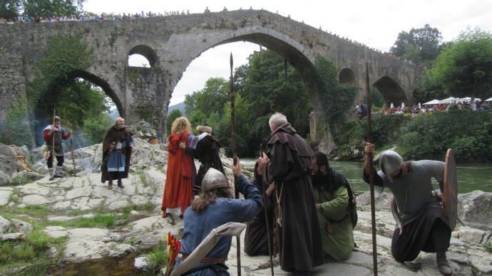 ASÍ EMPEZÓ TODO EN LA ANTIGUA CÁNICAS, A LA VERA DEL RÍO SALIA • EXITOSA REPRESENTACIÓN «ASTURES: PELAYO, NUESTRO REY» EN CANGAS DE ONÍS | MÁS DE MEDIO MILLAR DE ESPECTADORES SIGUIERON LA RECREACIÓN