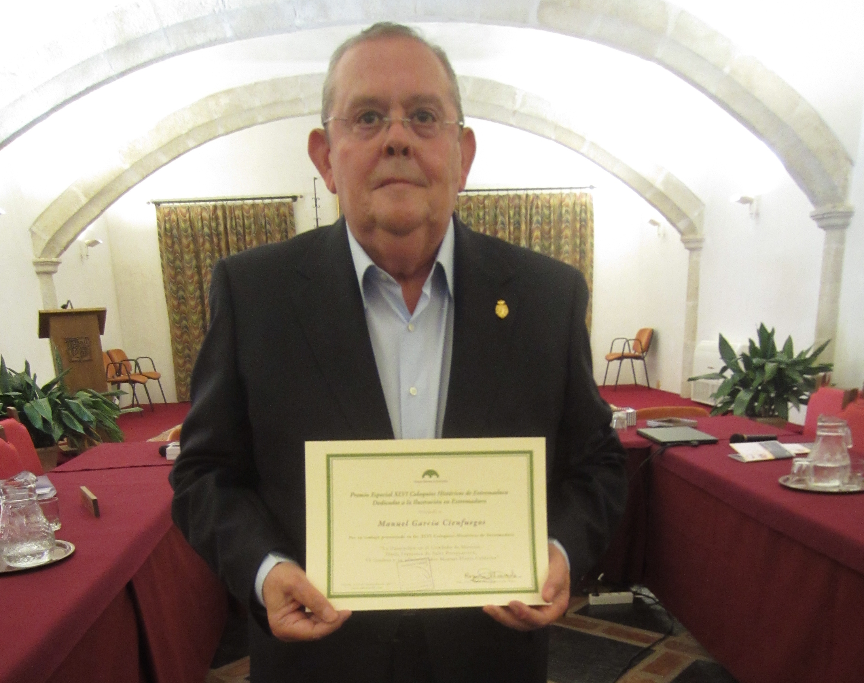 MANUEL GARCÍA CIENFUEGOS, CRONISTA OFICIAL DE MONTIJO Y LOBÓN (BADAJOZ), RECIBE EL PREMIO ESPECIAL DE LOS XLVI COLOQUIOS HISTÓRICOS DE EXTREMADURA CELEBRADOS EN TRUJILLO (CÁCERES)