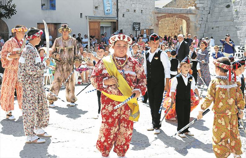 PEÑÍSCOLA (CASTELLÓN) RINDE UN HOMENAJE A SUS MAYORES CON LAS DANZAS INFANTILES