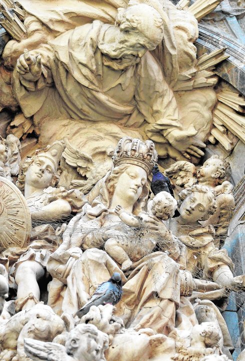 LAS PALOMAS CAMPAN SOBRE EL PATRIMONIO • LAS REDES QUE PROTEGÍAN LA FACHADA DE LA CATEDRAL SE HAN DESPRENDIDO, DANDO PASO A LAS AVES, CUYOS EXCREMENTOS TAMBIÉN CUBREN LA PORTADA DE LAS VERÓNICAS