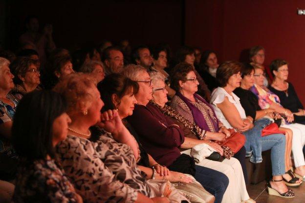 LA TRANSICIÓN FEMENINA • LA ASOCIACIÓN PEDRO MENÉNDEZ INICIA LAS JORNADAS DE LA MUJER CON UNA OBRA DE TEATRO Y UN COLOQUIO SOBRE LA DÉCADA DE LOS SETENTA