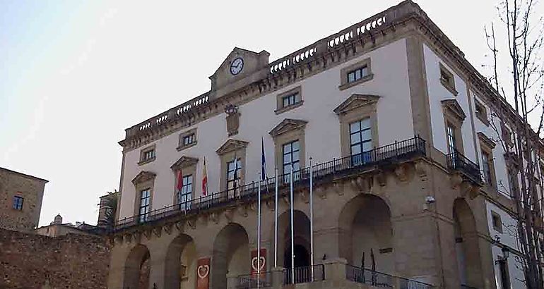 PARA PODER OTORGAR MÁS DE UNA MEDALLA DE LA CIUDAD AYUNTAMIENTO CÁCERES REFORMARÁ EL REGLAMENTO DE DISTINCIONES • LAS FIESTAS LOCALES PARA 2018 SERÁN EL LUNES, 23 DE ABRIL, (SAN JORGE) Y EL VIERNES, 1 DE JUNIO (FERIA DE SAN FERNANDO)